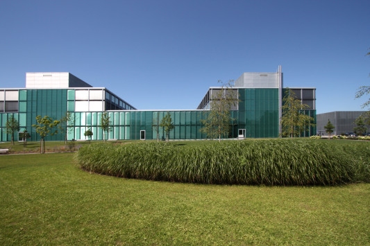 Südansicht der beiden Kämme des Kantonsspitals mit der Stahlfassade des Parkhauses im Hintergrund