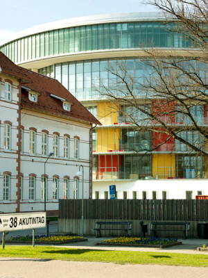 Der Gebäudebestand der Klinik ist heterogen und entstammt verschiedenen Perioden, der Neubau fungiert als neues Wahrzeichen