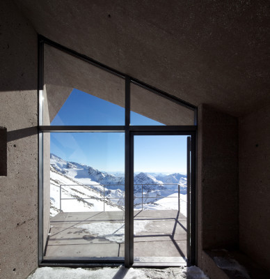 Eine Glasfassade lenkt den Blick auf die Weite der Bergwelt