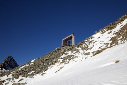 Fest in Eis und Stein verankert, liegt die Kapelle auf einem Gebirgsgrat der Stubaier Alpen