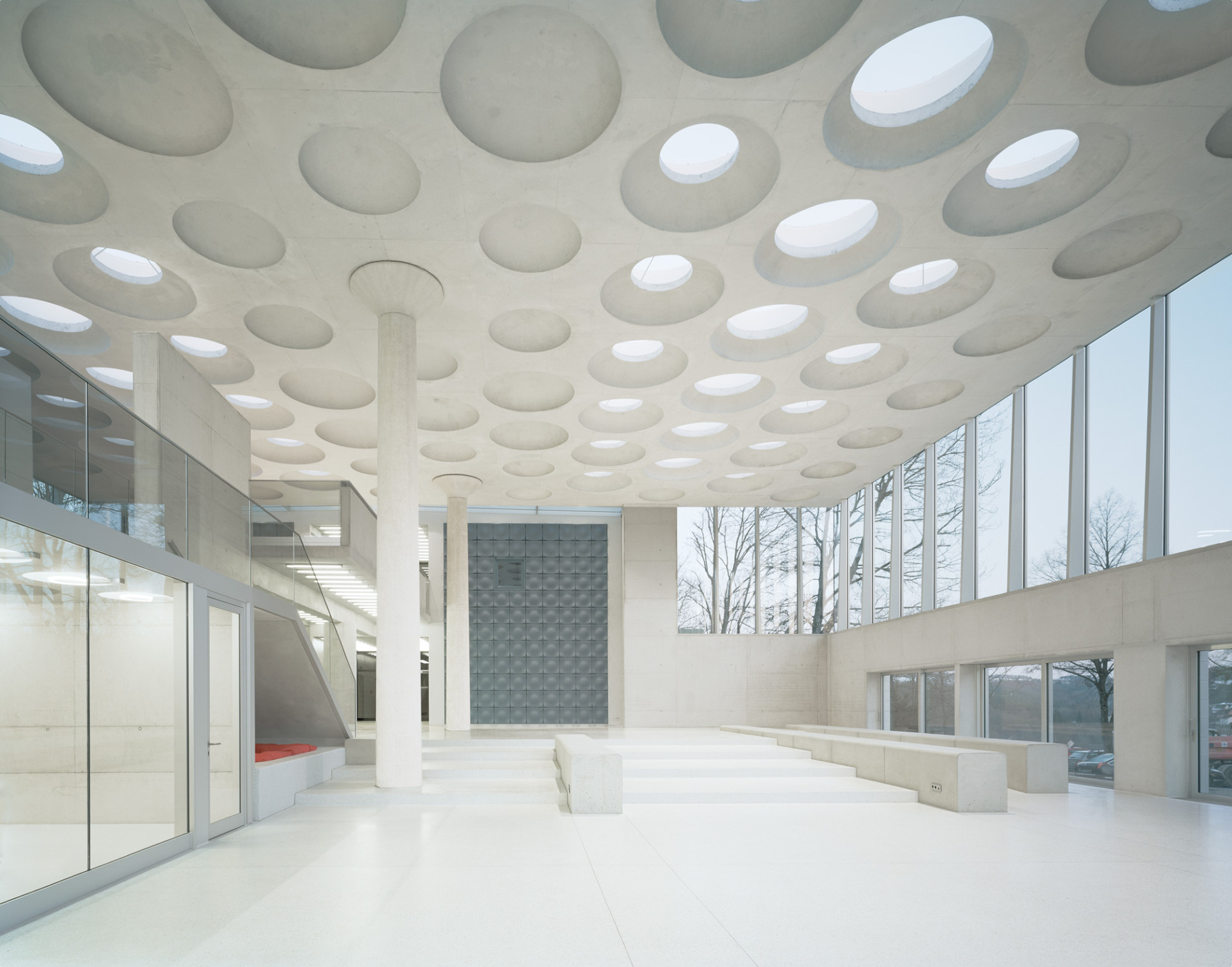 Sehr heller Sichtbeton für Wände, Decke und Stützen, Terrazzoestrich am Boden