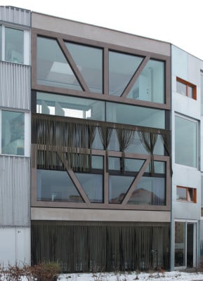 Die Nordfassade des Wohnhauses ist großflächig verglast