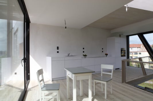 Ganz oben befindet sich der Koch- und Essbereich mit anschließender Dachterrasse