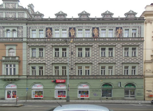 Aufwendige Sgraffito-Fassade eines Wohngebäudes in Prag