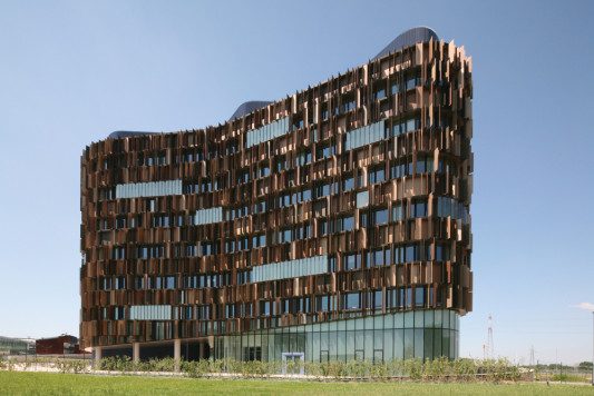 Ansicht der vertikal stark zerklüfteten Fassade von Nordosten