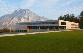 Ansicht Nord: In die vertikale Holzschalung des Neubaus sind raumhohe Glasflächen und horizontale Fensterbänder eingeschnitten