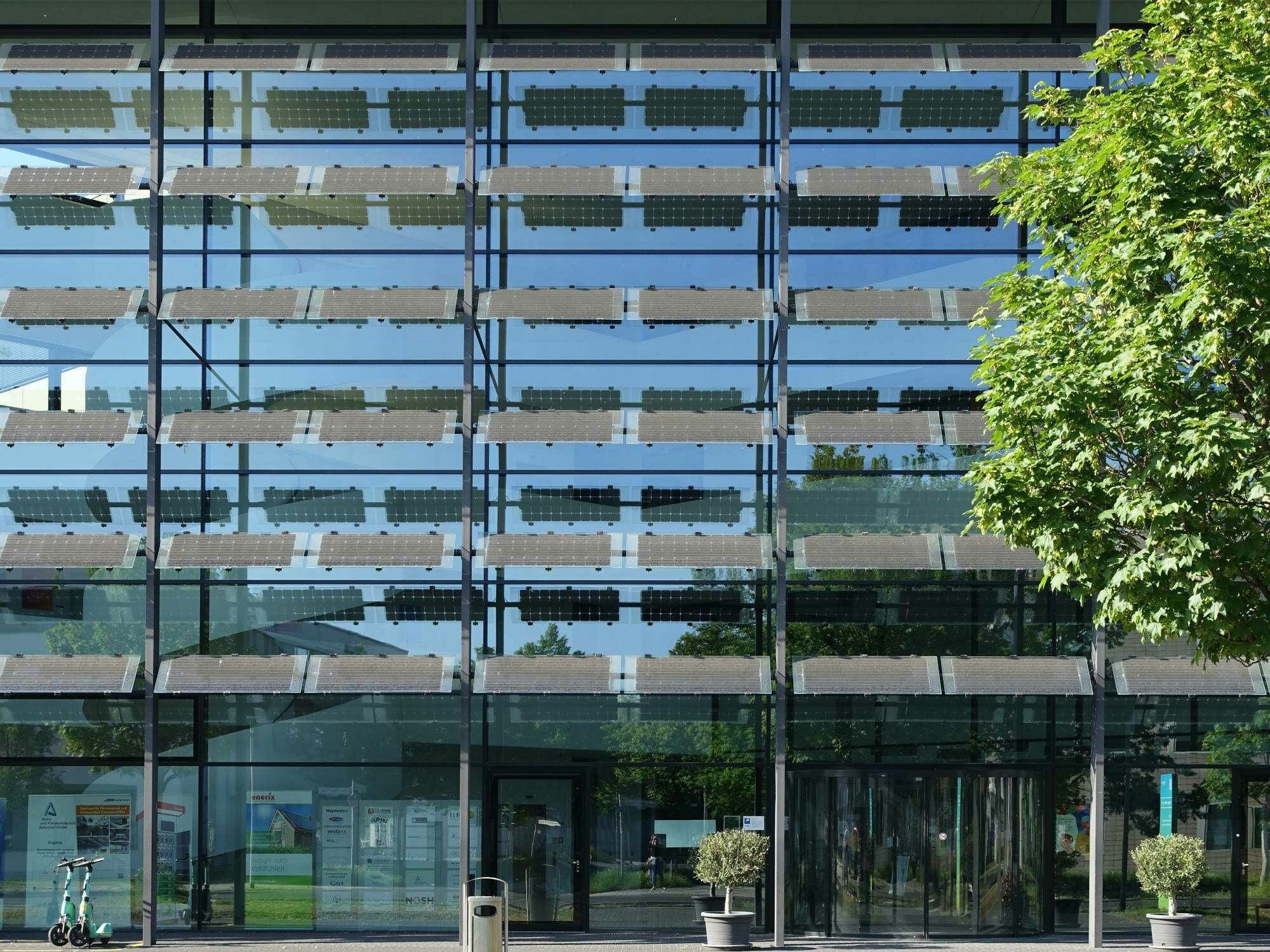 Zentrum für Photovoltaik und Erneuerbare Energien (ZPV) im Wissenschaftspark Adlershof mit semitransparenten PV-Modulen (monokristalline Siliziumzellen in Glas-Glas-Modulen) vor der Glasfassade, Architektur: Gunter Henn