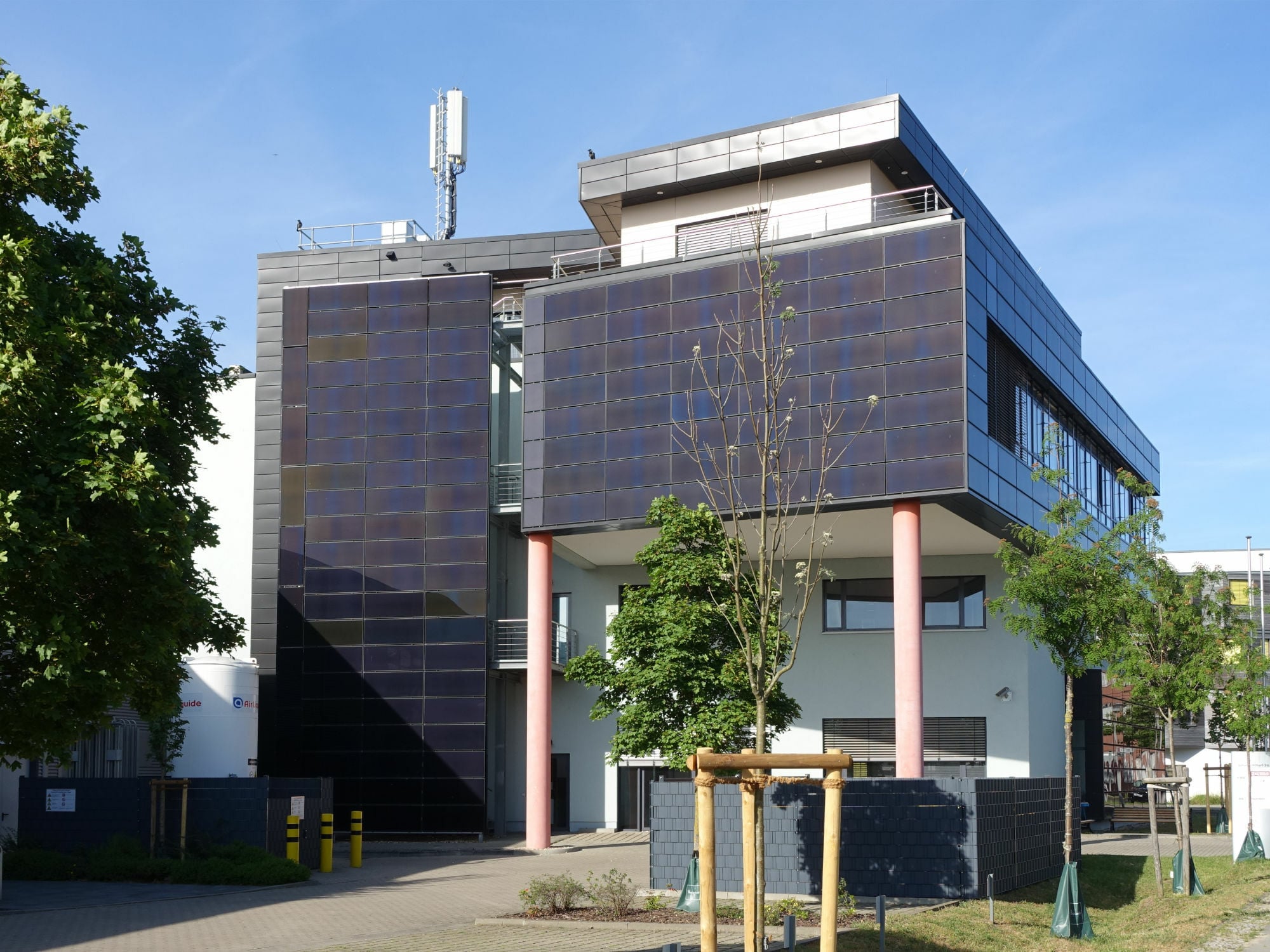 Fassadenintegrierte Dünnschicht-Photovoltaik-Module am Gebäude der FUSS-Gruppe in Berlin Adlershof.
