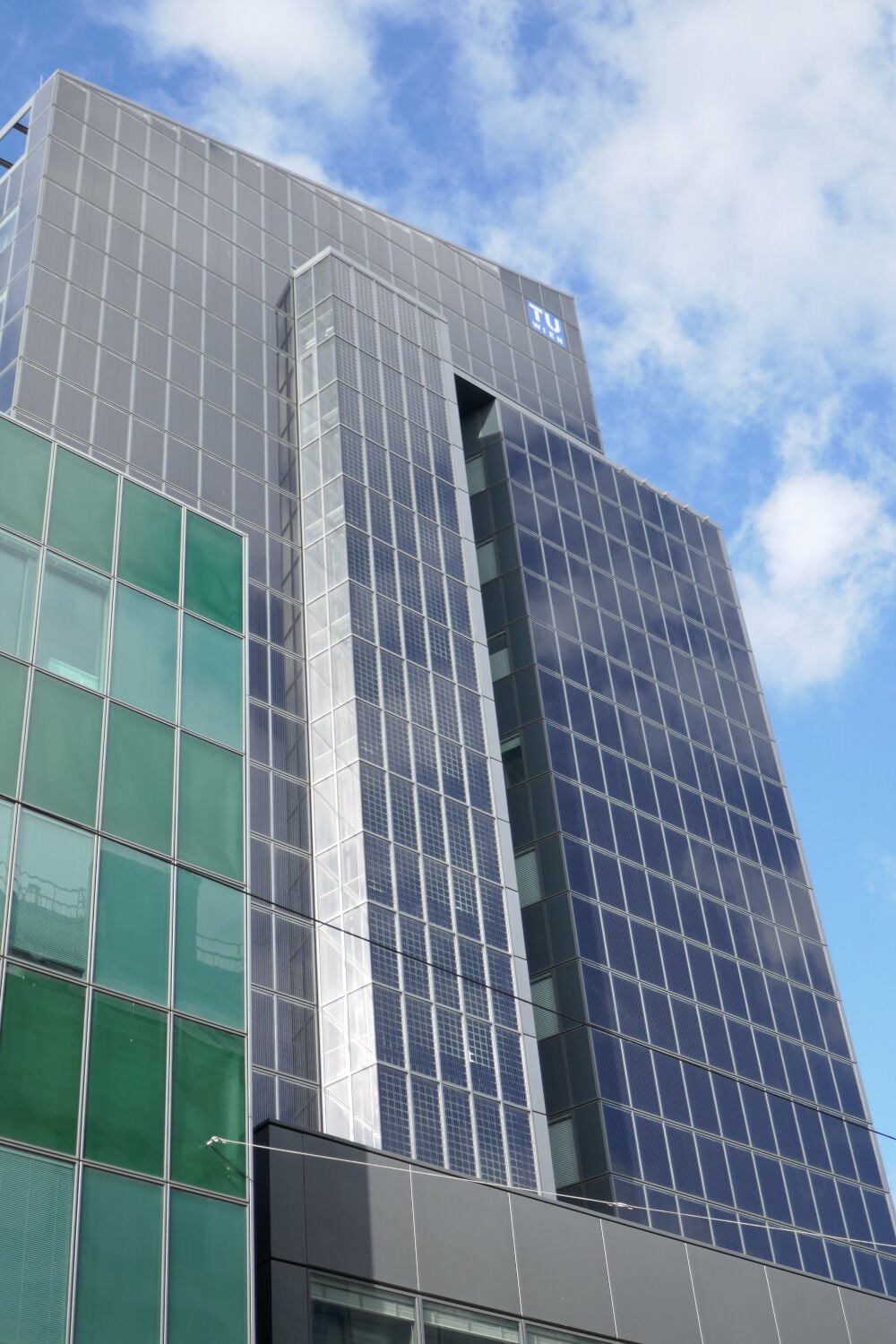 PV-Fassade des Hochhauses am Getreidemarkt der TU Wien: Das 1970 errichtete Gebäude wurde 2014 zum Plus-Energie-Hochhaus umgebaut.
