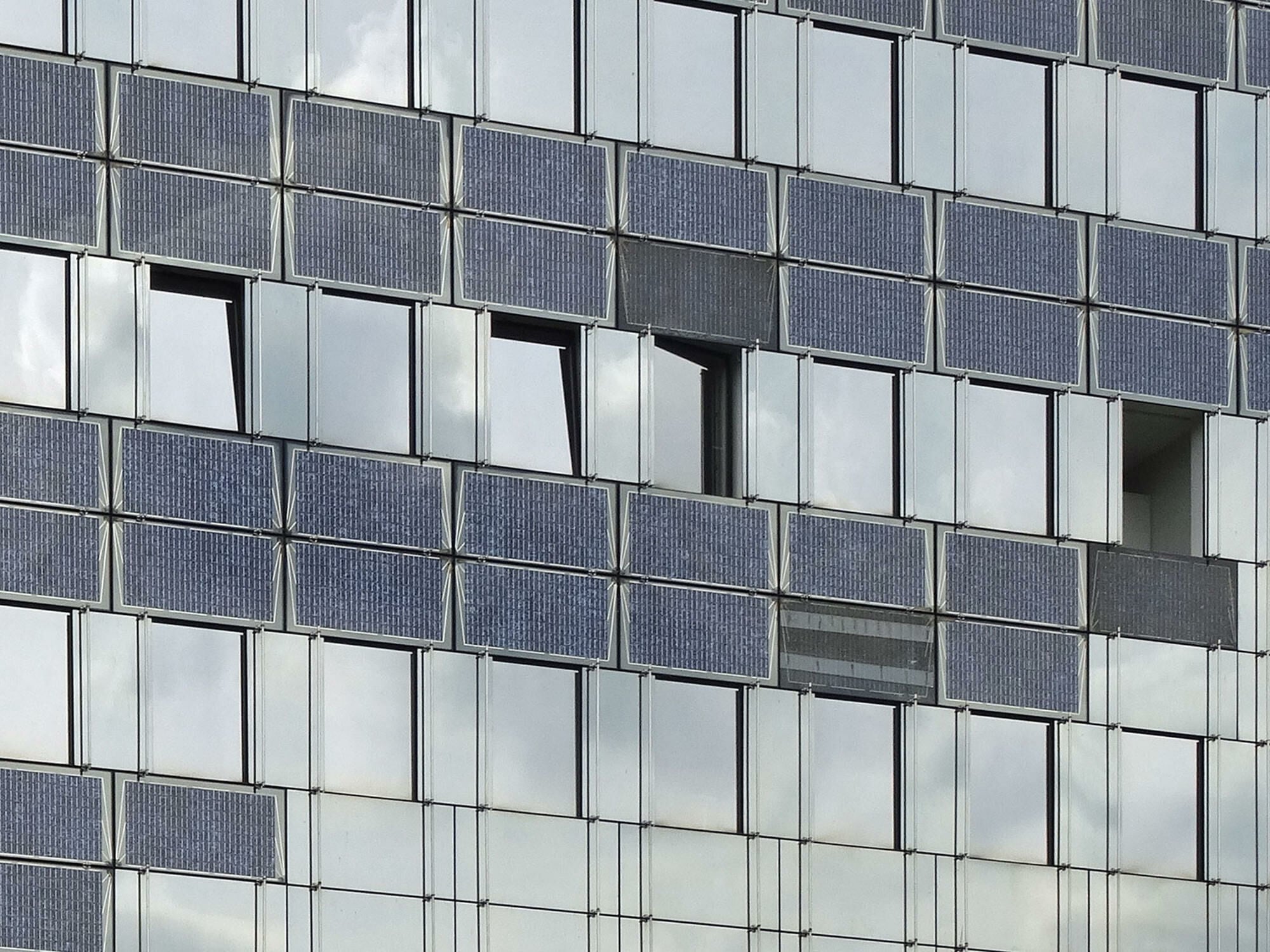 Fassadenintegrierte Photovoltaik lässt sich besonders gut mit Glasfassaden kombinieren, wie hier an den Brüstungsbändern eines Bürohauses zu sehen.