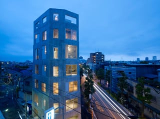 Südostansicht: Wohnturm als Kopfbau an einer Straßenkreuzung 