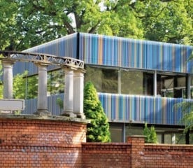 Eine bestehende Hochmauer bezogen die Planer in das Entwurfskonzept für das Wohnhaus mit ein