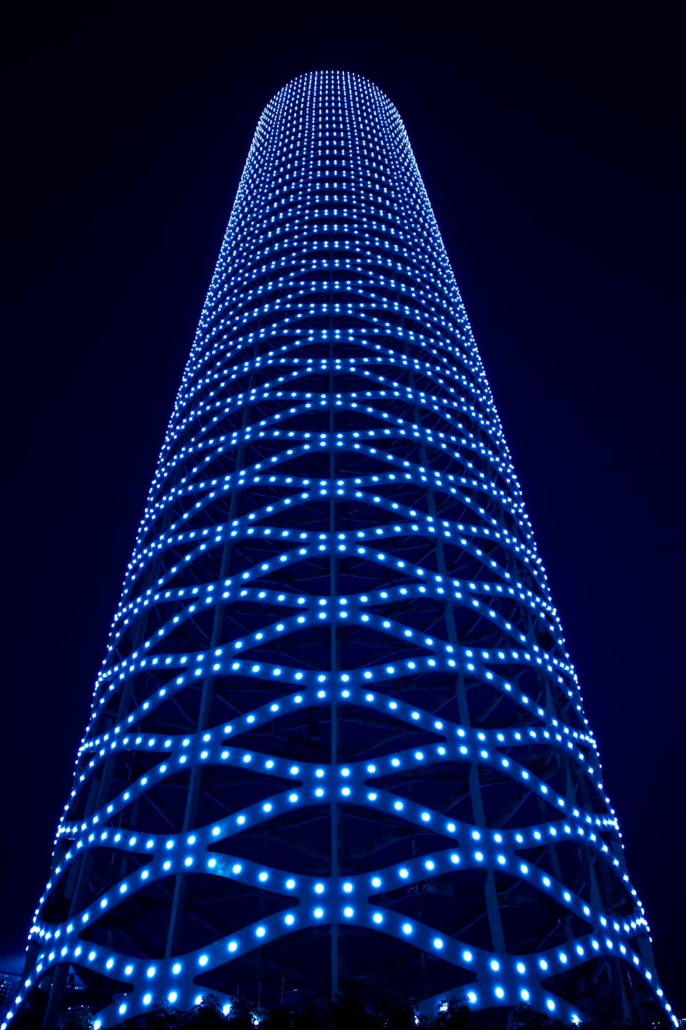 Knapp 14.000 LEDs verwandeln die Hülle des hohlen Turmes nachts in ein leuchtendes Geflecht