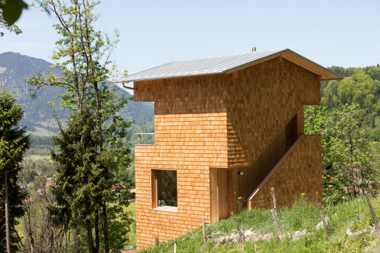 Die Treppen und Balkone wirken wie aus dem Volumen der Türme herausgeschnitten