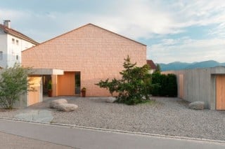 Nördliche Giebelseite mit Eingang und Schindelfassade aus Fichtenholz