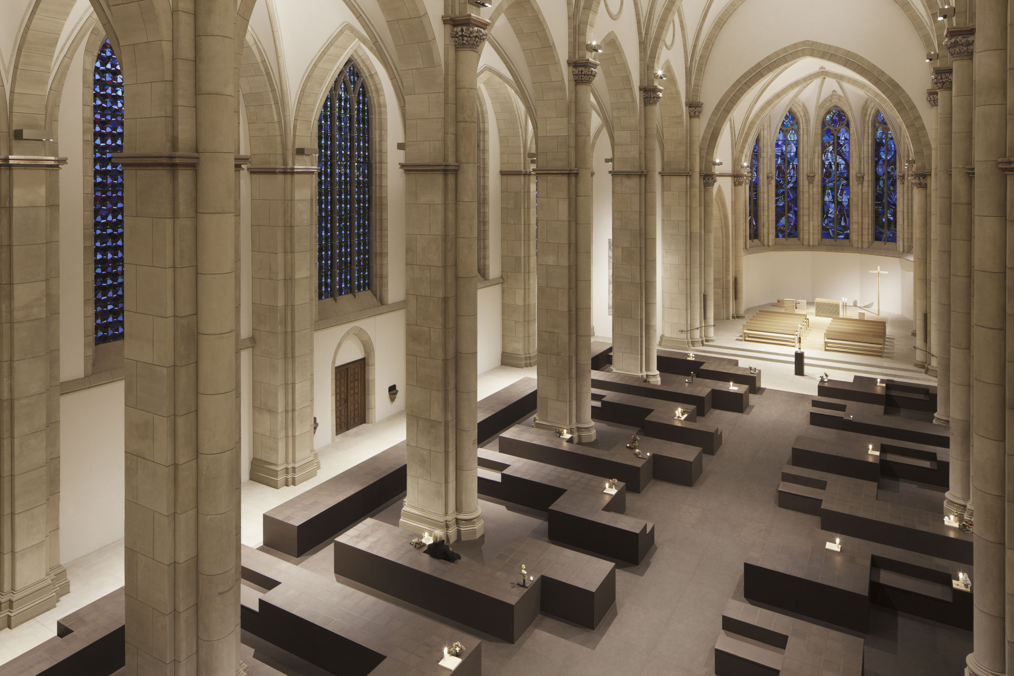 Die Bronzequader legen sich um die acht Kirchenpfeiler, platziert sind sie auf einem ebenfalls aus Bronze bestehenden Bodenfeld
