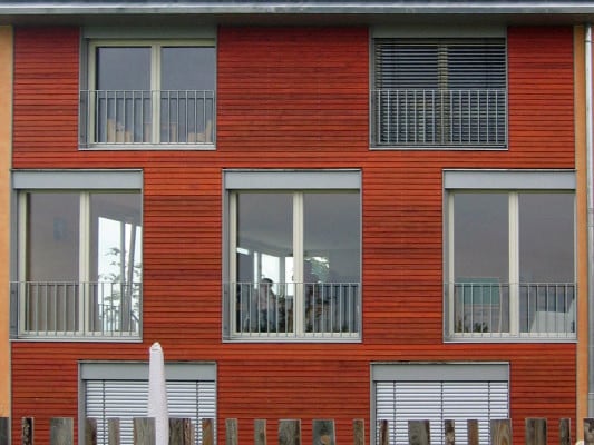 VHF mit horizontaler Holzverkleidung