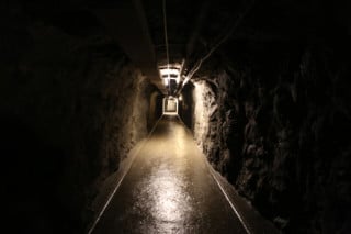 Hinein in den Berg: Der Eingangsstollen führt in die Ausstellungsbereiche und zur ehemaligen Festungsanlage