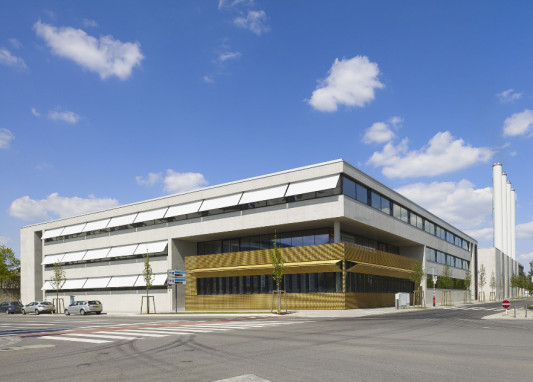 Das Bürogebäude schließt eine städtebauliche Lücke am Rand des Kirchberg-Plateaus
