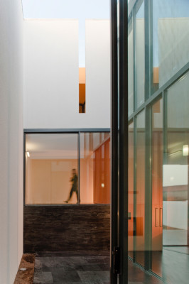 Blick vom Innenhof zum Büro auf der Eingangsebene