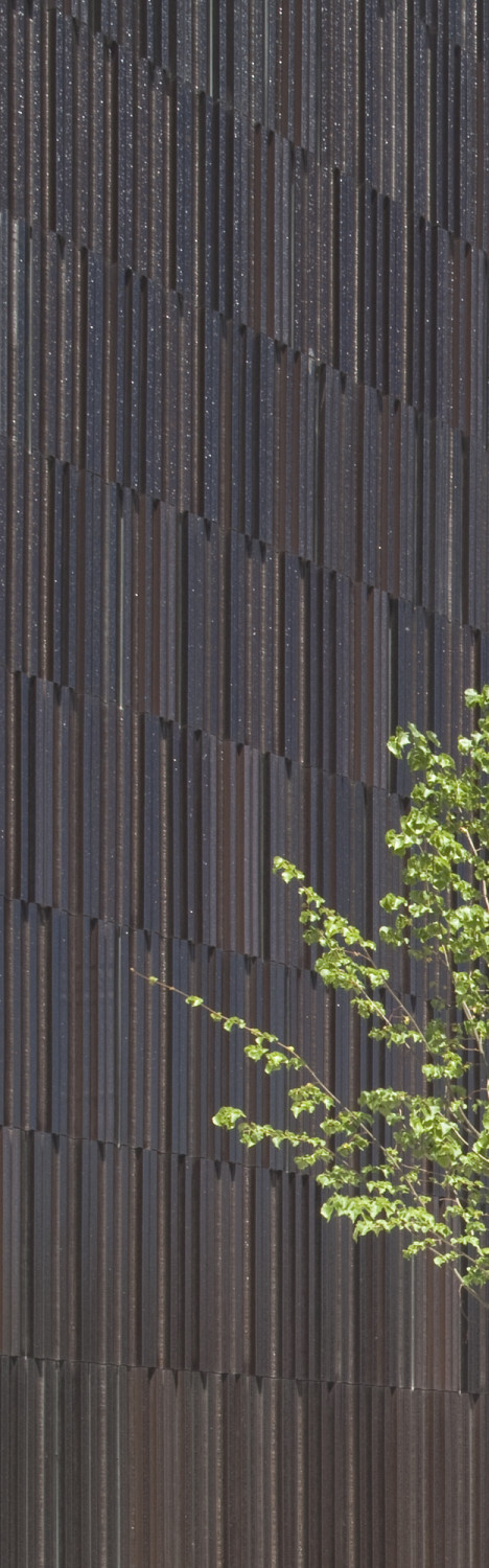 Detail der Keramikfassade mit vertikaler Struktur und horizontalen Reihen der Baguettes