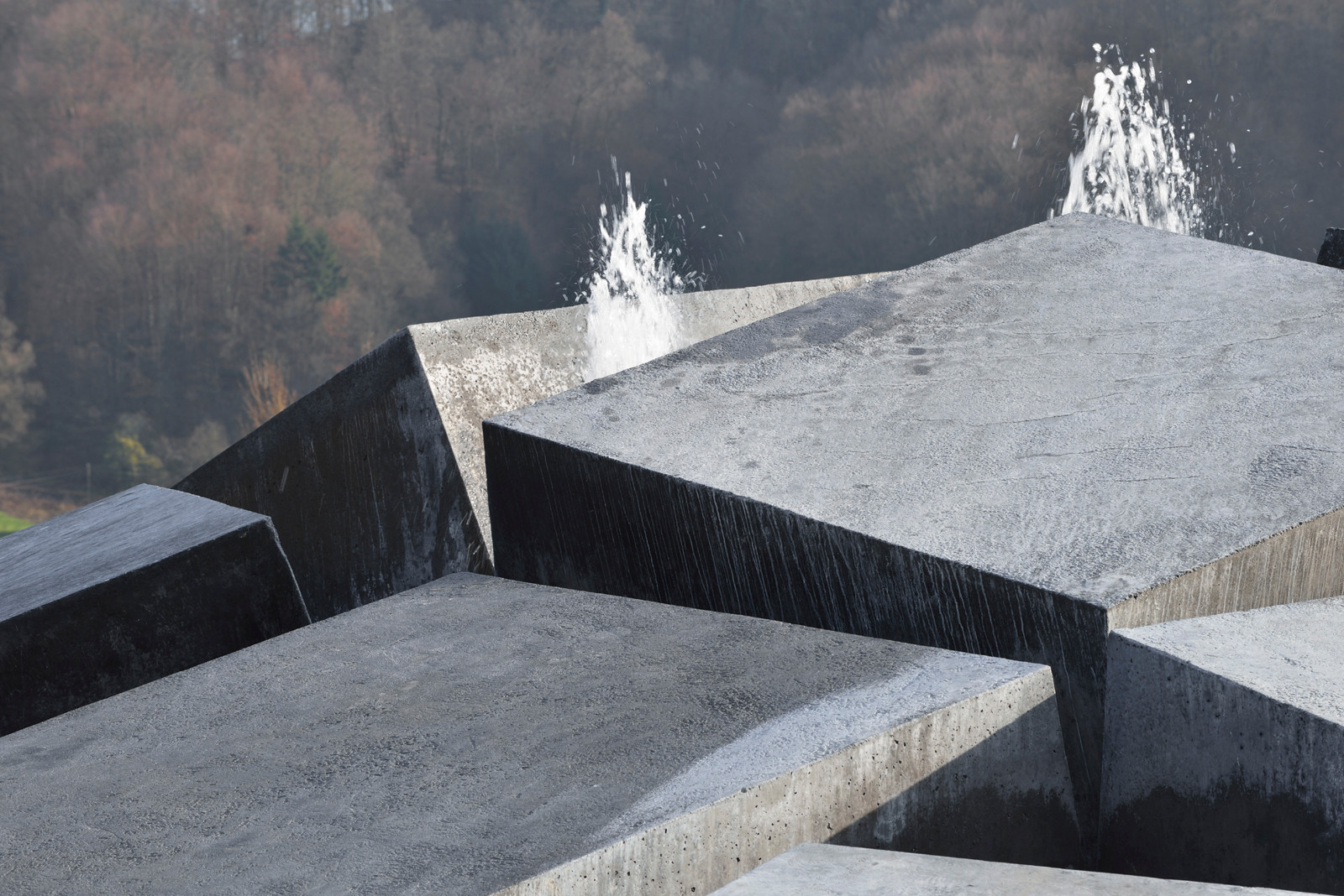 Die massive Betonquader sind 3 Meter breit und 6 Meter hoch
