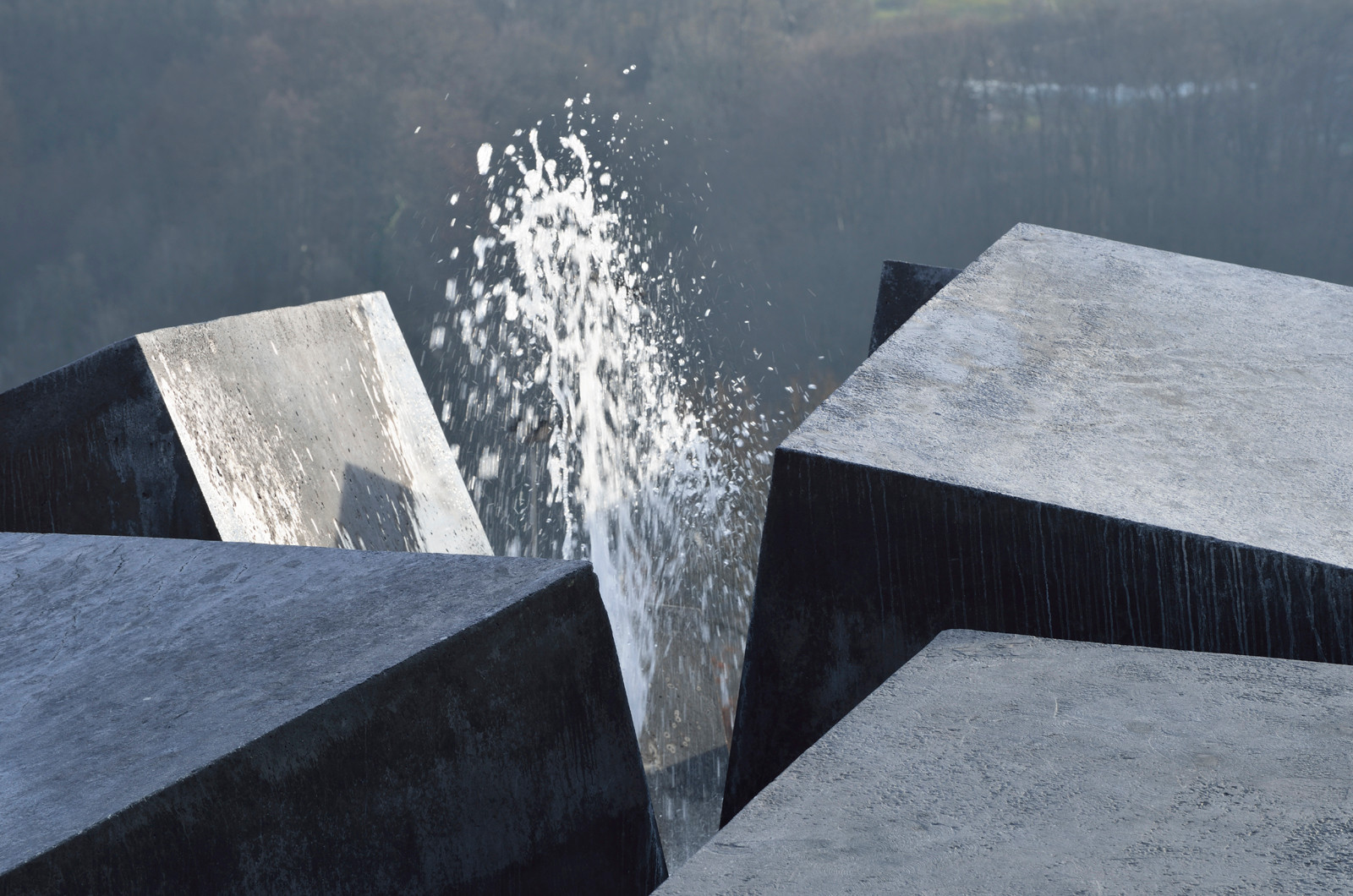 Das Wasser der Fontänen ist eine Anspielung auf die benachbarte Spa-Anlage