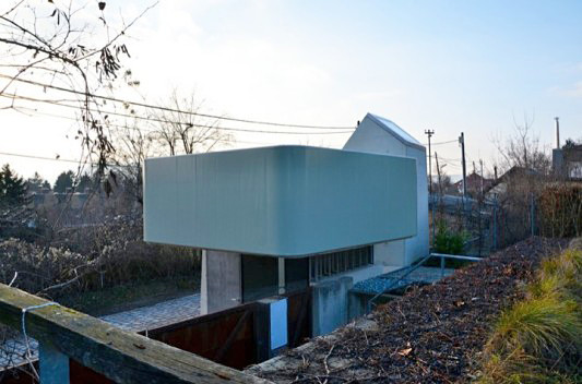 Der Zugang ins Presshaus erfolgt von der Ostseite unter der an dieser Stelle auskragenden Dachterrasse.