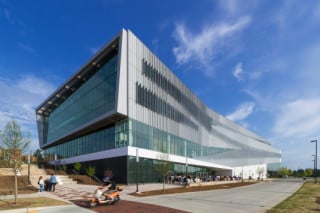 Die Bibliothek ist rund 140 Meter lang und 55 Meter breit, an ihrer höchsten Stelle misst sie 27 Meter (Nordwestansicht)
