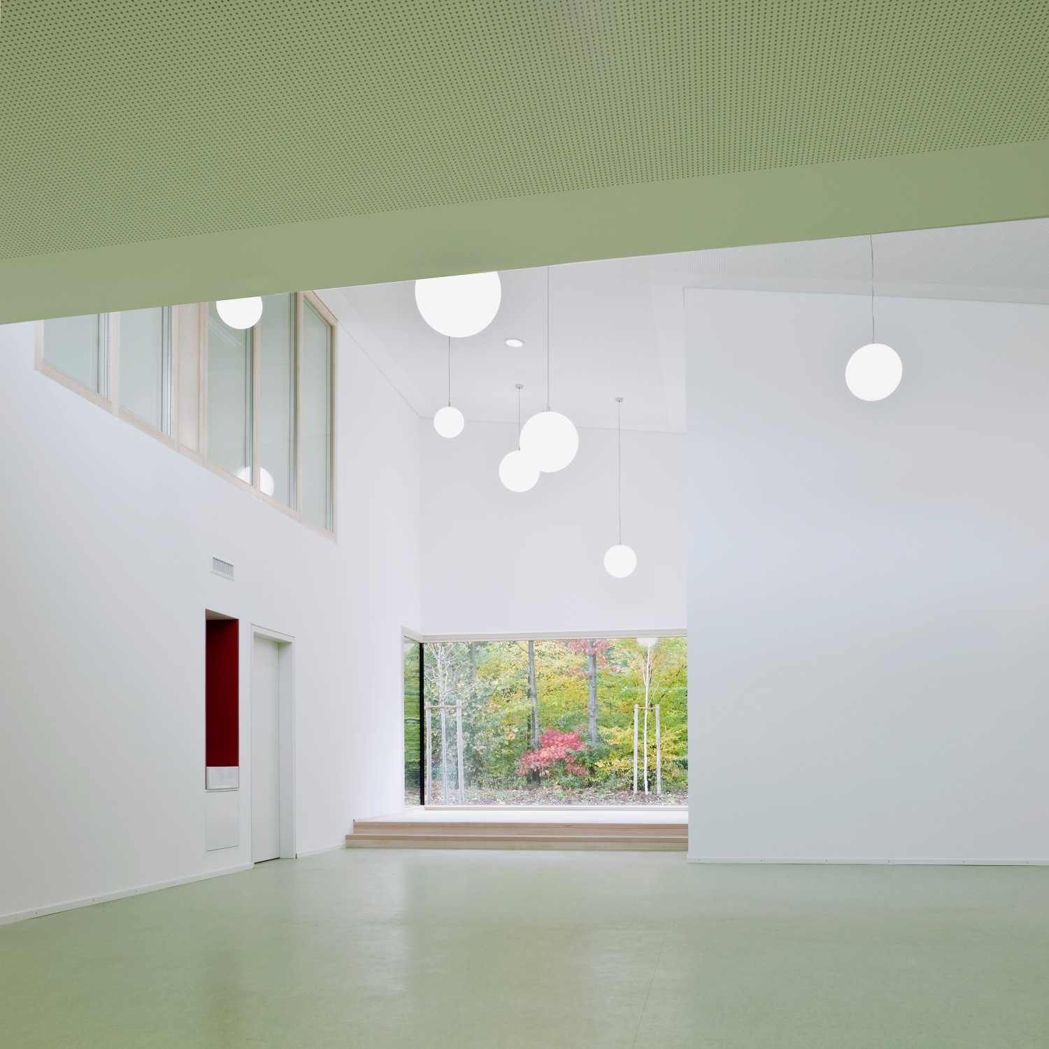 In der innere Halle (Piazza) spannt sich mit wechselnden Geschosshöhen ein differenziert gestalteter Raum auf