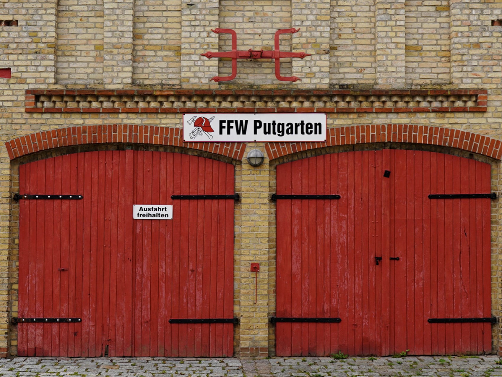 Mauerwerksfries in der Ausführung Deutsches Band aus um 45 Grad gedrehten Ziegeln am Feuerwehrgerätehaus der Freiwilligen Feuerwehr Putgarten (Rügen).