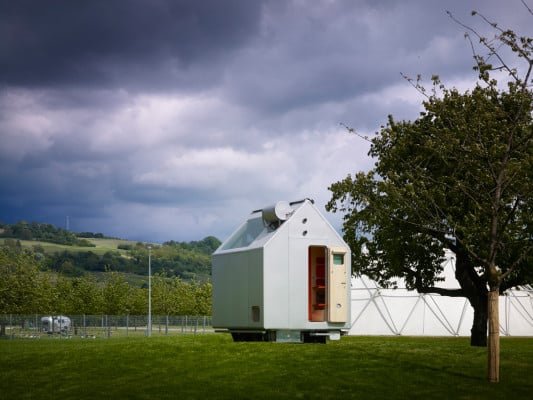 Östlich des Hauses befindet sich der Dome nach Buckminster Fuller