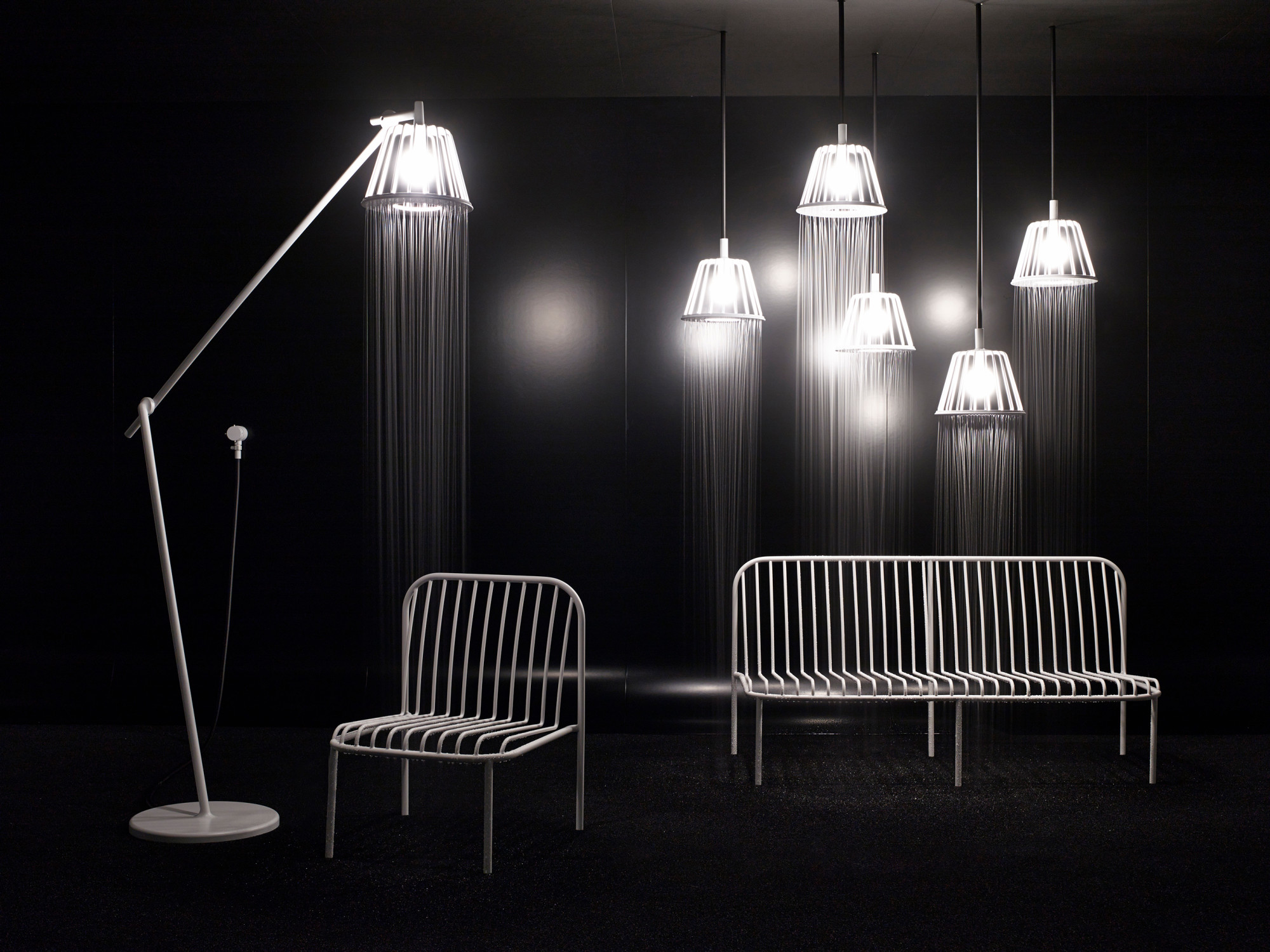 Waterdream des Designstudios Nendo: Wohnzimmer mit Lampen als Licht- und Wasserspender