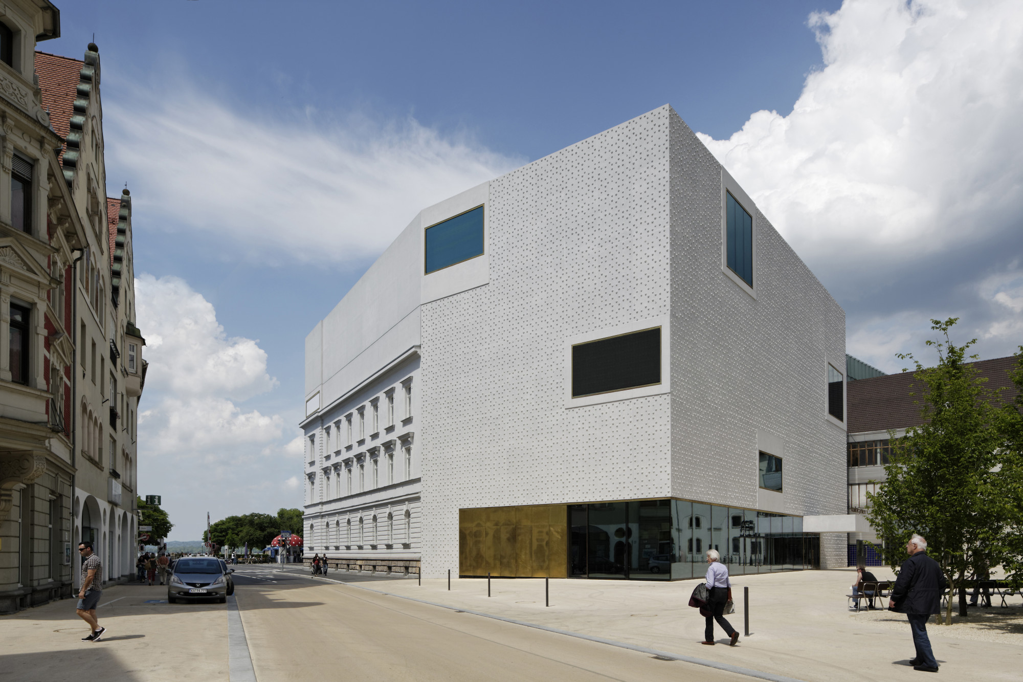 Die doppelgeschossige Aufstockung im Nordwesten und der fünfgeschossige Neubau im Südosten sorgen für eine deutliche Vergrößerung der Ausstellungsfläche