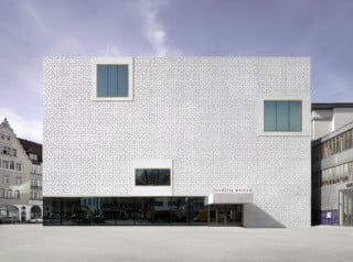 Ausrichtung zur Stadt hin: das Museum mit seiner Betonblüten-Fassade, die nur von drei Fensteröffnungen und dem neuen Eingang unterbrochen wird (Südostansicht)