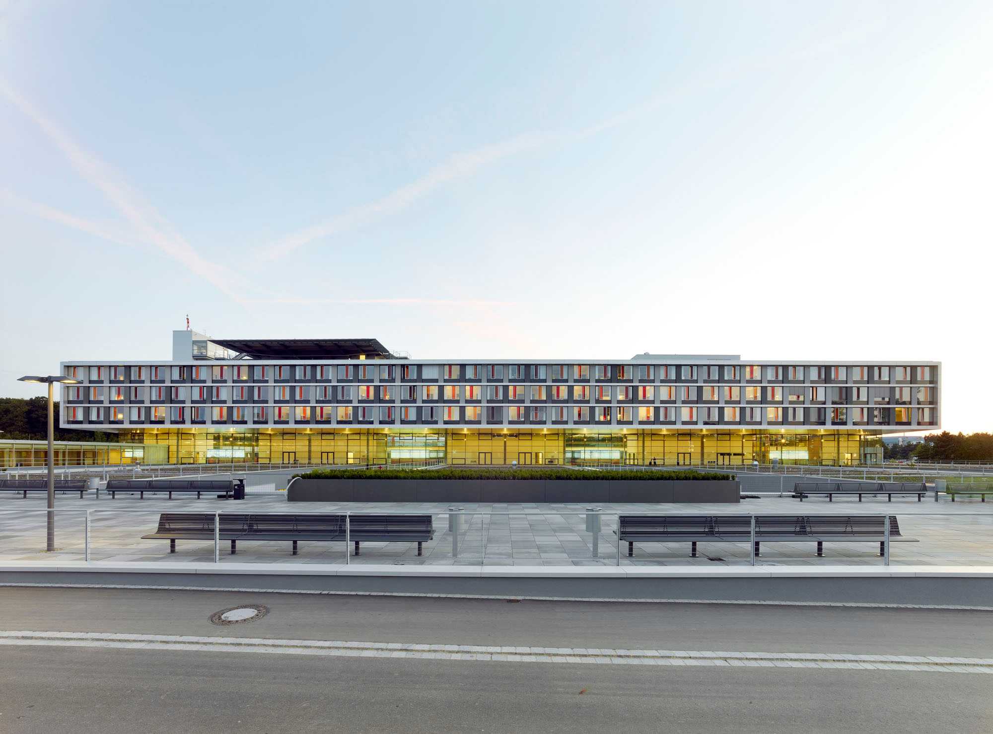 Ostansicht des 160 Meter langen Bettenhauses