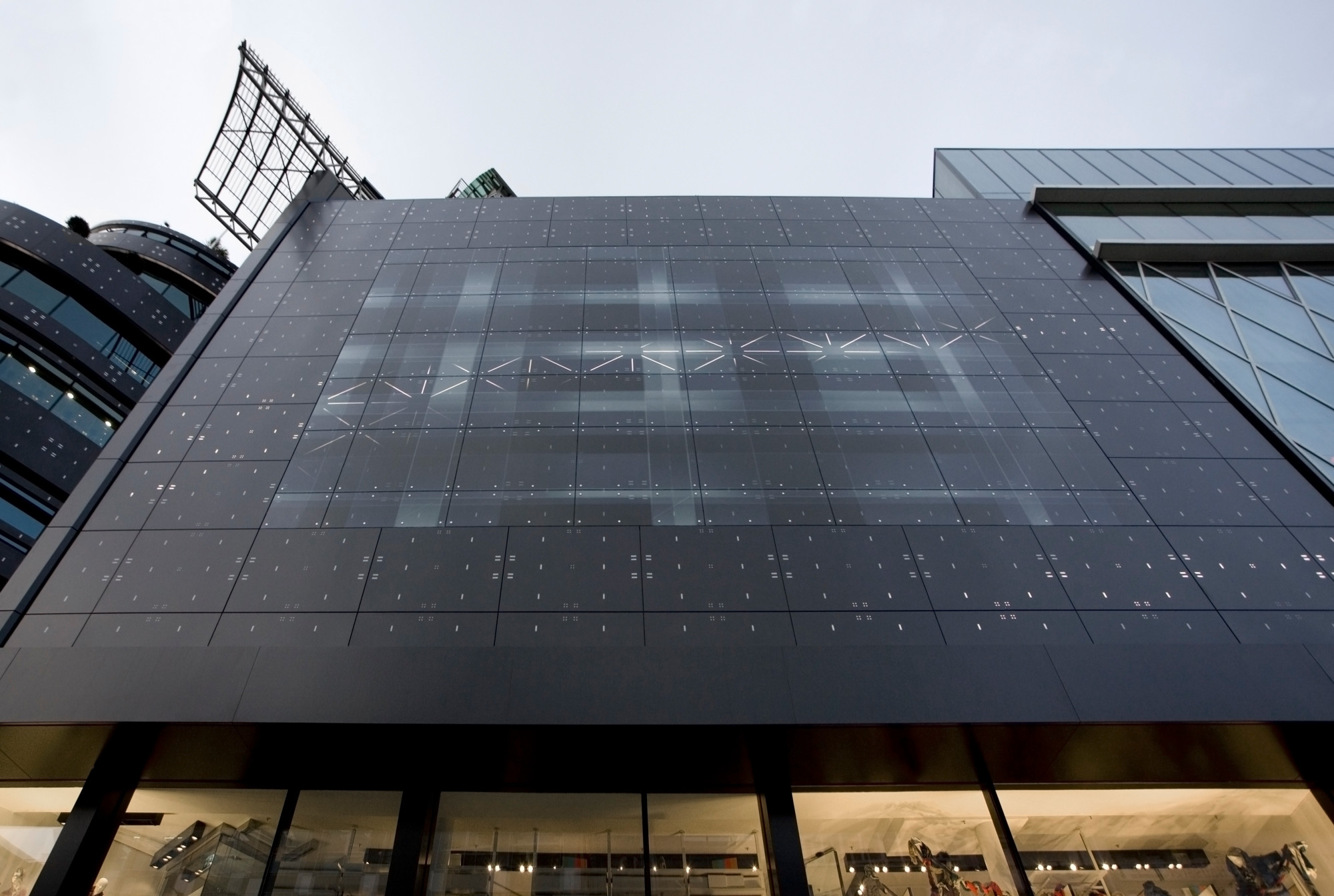 In die Metallfassade ist eine 260 Quadratmeter große Glasfläche eingebettet