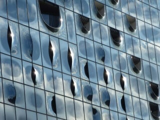 Punktgelagerte Fassade des Centre Pompidou Malaga (Architekten: L35, Barcelona)