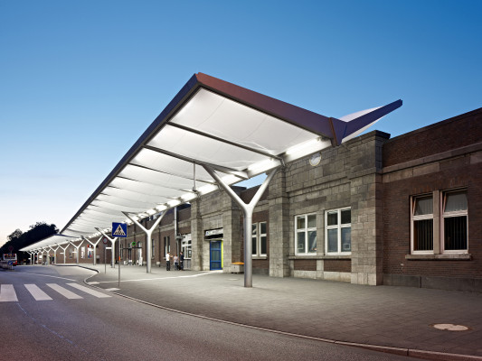 Lichtdächer mit schmetterlingsartigen Flügeln dienen den wartenden Fahrgästen als Wetterschutz und Beleuchtung (Südseite des Bahnhofs mit zweigeteilter Überdachung)