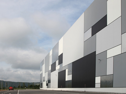 Die Fassade spiegelt die Tages- und Jahreszeitstimmung