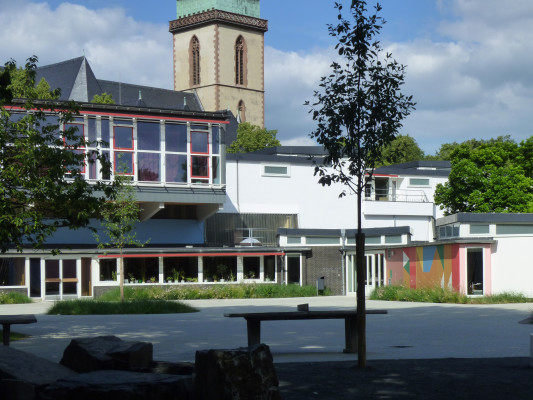 Schulhofseite mit benachbarter Kirche