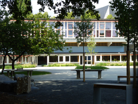 Verglaste Schulhofseite