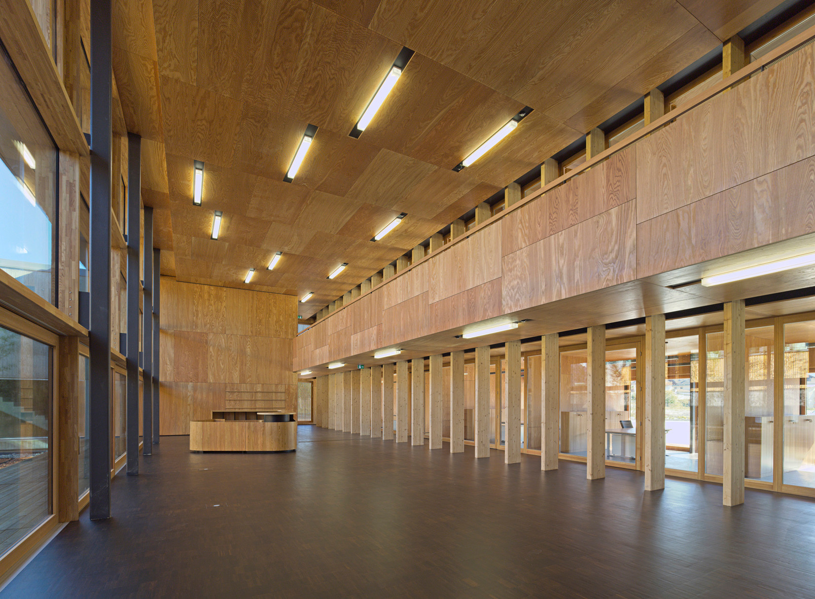 Auch im Innenbereich dominiert der Baustoff Holz und verleiht den Finanzamtsräumen eine freundliche Atmosphäre