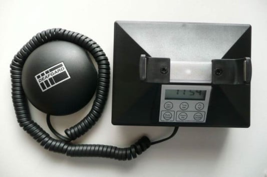 Der Deafgard erfasst das Alarmsignal eines vorhandenen Rauchmelders im Zimmer und wandelt es in einen Lichtblitz und Vibrationsalarm um