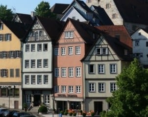 Insgesamt 32 Gästezimmer verteilen sich auf vier Fachwerkhäuser aus dem 15. Jahrhundert