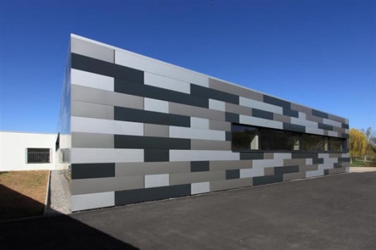 Verschiedene Farbtöne lassen sich zu einer lebendigen Fassade kombinieren