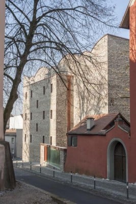 Der hohe, extrem geschlossene Baukörper fügt sich in die historische Umgebung ein