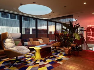 Empfangen werden die Gäste in einem großzügigen Entree, in dem Rezeption, Bar, Restaurant und Lounge zusammentreffen