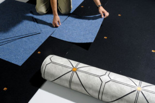 Die Unterlage ist rund 2,5 mm dünn und wird zwischen Estrich und Bodenbelägen verklebt