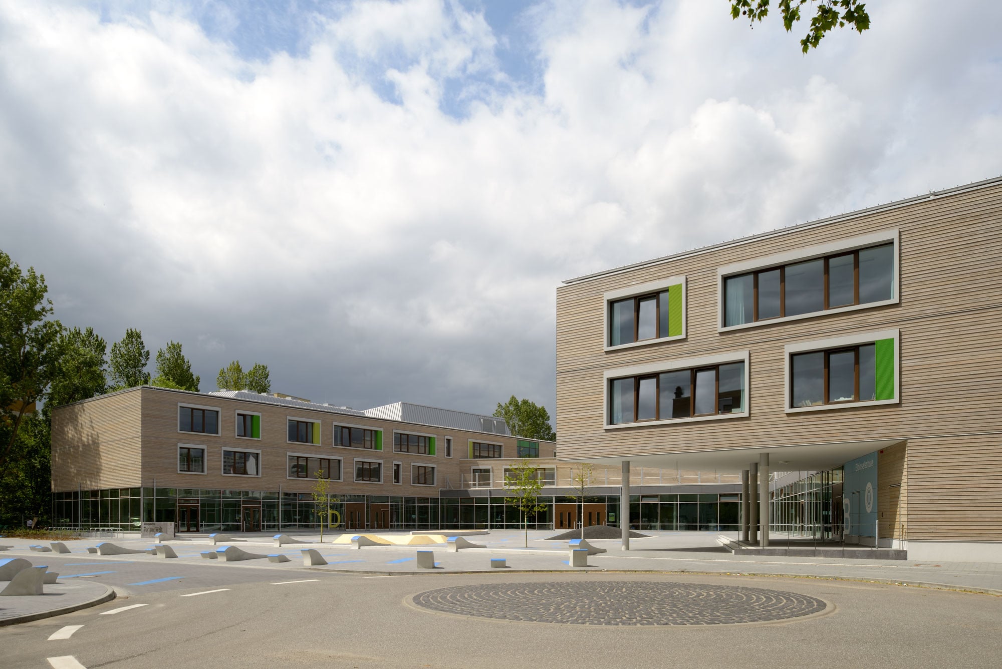 Zum gegenüberliegenden Helmut-Schmidt-Gymnasium wurde über die Straße hinweg eine Platzsituation gestaltet, die Agora